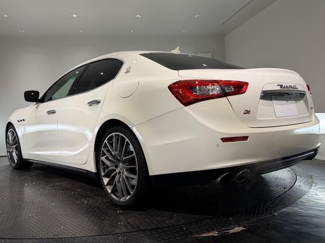 ギブリ S Q4 赤革/カーボンインテリア/21AW/サンルーフ/純正ナビTV/Bカメラ/ETC/メモリー付きパワーシート/シートヒーター/レッドキャリパー/パドルシフト/後席サンシェード(8枚目)