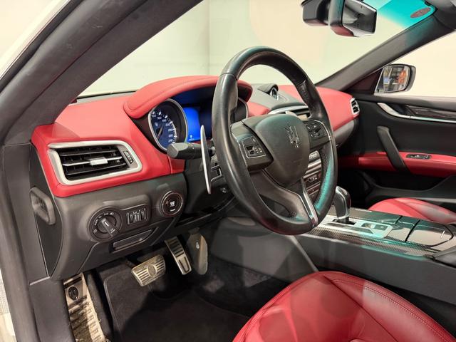 ギブリ S Q4 赤革/カーボンインテリア/21AW/サンルーフ/純正ナビTV/Bカメラ/ETC/メモリー付きパワーシート/シートヒーター/レッドキャリパー/パドルシフト/後席サンシェード(11枚目)