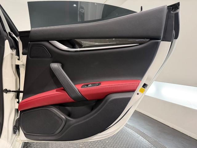 ギブリ S Q4 赤革/カーボンインテリア/21AW/サンルーフ/純正ナビTV/Bカメラ/ETC/メモリー付きパワーシート/シートヒーター/レッドキャリパー/パドルシフト/後席サンシェード(28枚目)