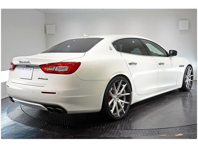 クアトロポルテ Ｓ　２２ＡＷ／赤革／サンルーフ／後席モニター／ハーマンカードンサウンド／３６０°カメラ／ＡｐｐｌｅＣａｒＰｌａｙ／シートヒーター／メモリー付きパワーシート／ＥＴＣ／レッドキャリパー（6枚目）
