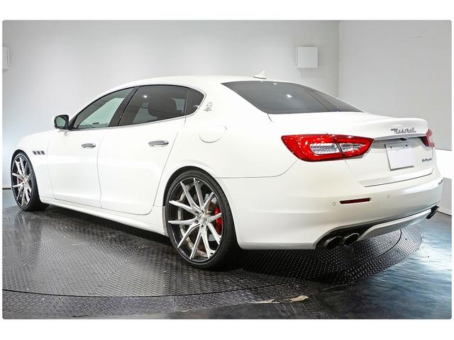 クアトロポルテ Ｓ　２２ＡＷ／赤革／サンルーフ／後席モニター／ハーマンカードンサウンド／３６０°カメラ／ＡｐｐｌｅＣａｒＰｌａｙ／シートヒーター／メモリー付きパワーシート／ＥＴＣ／レッドキャリパー（8枚目）