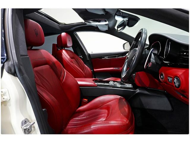 クアトロポルテ Ｓ　２２ＡＷ／赤革／サンルーフ／後席モニター／ハーマンカードンサウンド／３６０°カメラ／ＡｐｐｌｅＣａｒＰｌａｙ／シートヒーター／メモリー付きパワーシート／ＥＴＣ／レッドキャリパー（10枚目）