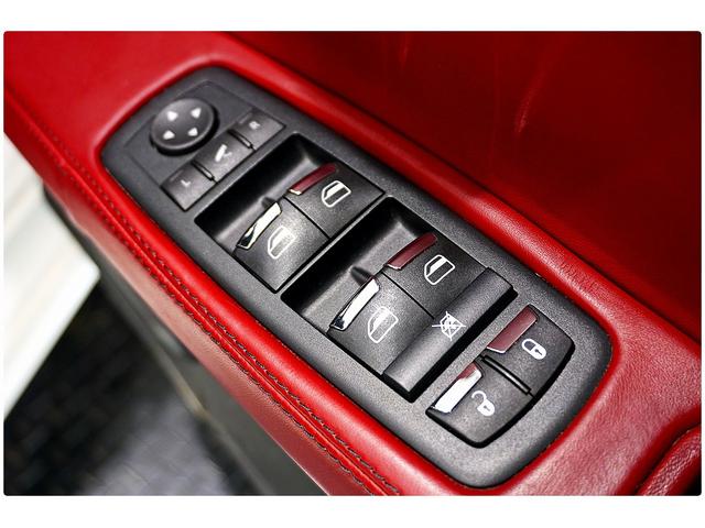 クアトロポルテ Ｓ　２２ＡＷ／赤革／サンルーフ／後席モニター／ハーマンカードンサウンド／３６０°カメラ／ＡｐｐｌｅＣａｒＰｌａｙ／シートヒーター／メモリー付きパワーシート／ＥＴＣ／レッドキャリパー（13枚目）