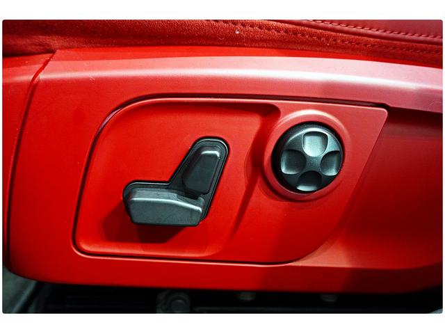 クアトロポルテ Ｓ　２２ＡＷ／赤革／サンルーフ／後席モニター／ハーマンカードンサウンド／３６０°カメラ／ＡｐｐｌｅＣａｒＰｌａｙ／シートヒーター／メモリー付きパワーシート／ＥＴＣ／レッドキャリパー（17枚目）