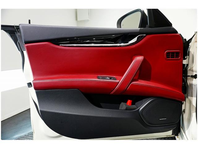 クアトロポルテ Ｓ　２２ＡＷ／赤革／サンルーフ／後席モニター／ハーマンカードンサウンド／３６０°カメラ／ＡｐｐｌｅＣａｒＰｌａｙ／シートヒーター／メモリー付きパワーシート／ＥＴＣ／レッドキャリパー（18枚目）