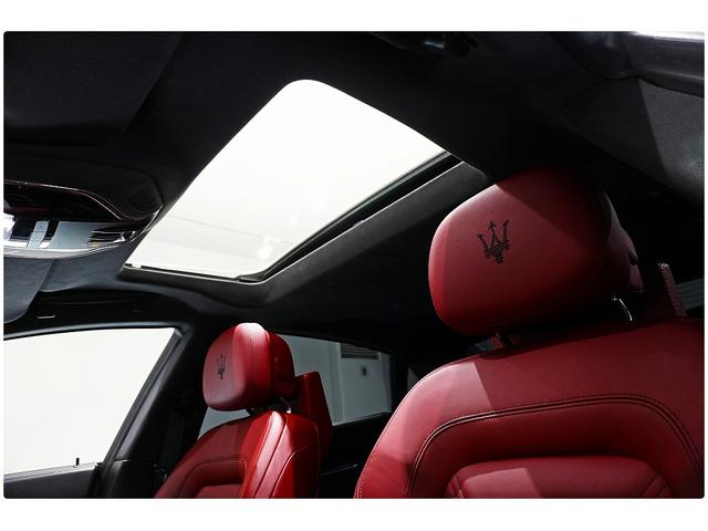 クアトロポルテ Ｓ　２２ＡＷ／赤革／サンルーフ／後席モニター／ハーマンカードンサウンド／３６０°カメラ／ＡｐｐｌｅＣａｒＰｌａｙ／シートヒーター／メモリー付きパワーシート／ＥＴＣ／レッドキャリパー（19枚目）