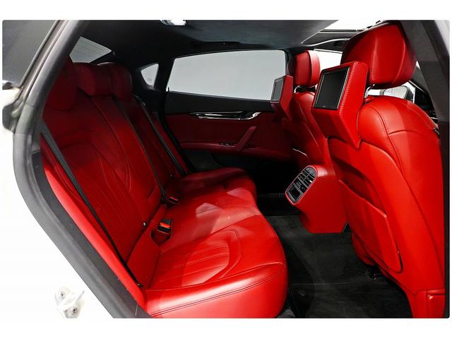 クアトロポルテ Ｓ　２２ＡＷ／赤革／サンルーフ／後席モニター／ハーマンカードンサウンド／３６０°カメラ／ＡｐｐｌｅＣａｒＰｌａｙ／シートヒーター／メモリー付きパワーシート／ＥＴＣ／レッドキャリパー（20枚目）