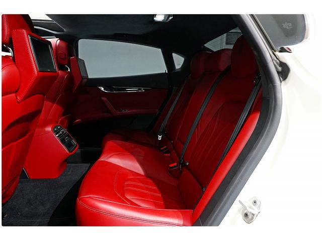 クアトロポルテ Ｓ　２２ＡＷ／赤革／サンルーフ／後席モニター／ハーマンカードンサウンド／３６０°カメラ／ＡｐｐｌｅＣａｒＰｌａｙ／シートヒーター／メモリー付きパワーシート／ＥＴＣ／レッドキャリパー（21枚目）