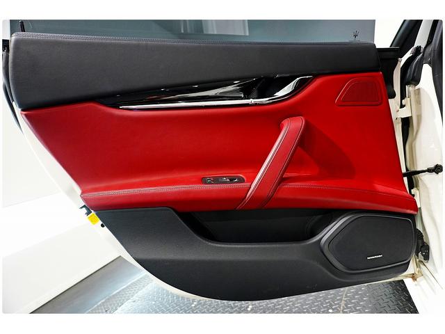 クアトロポルテ Ｓ　２２ＡＷ／赤革／サンルーフ／後席モニター／ハーマンカードンサウンド／３６０°カメラ／ＡｐｐｌｅＣａｒＰｌａｙ／シートヒーター／メモリー付きパワーシート／ＥＴＣ／レッドキャリパー（22枚目）