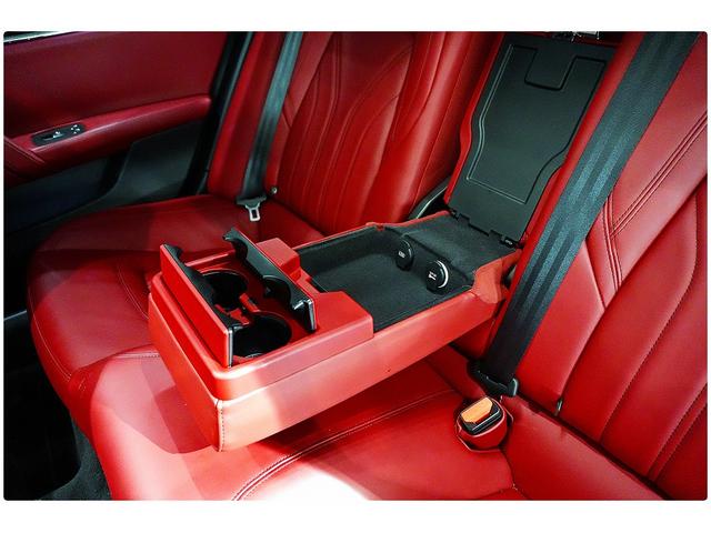 クアトロポルテ Ｓ　２２ＡＷ／赤革／サンルーフ／後席モニター／ハーマンカードンサウンド／３６０°カメラ／ＡｐｐｌｅＣａｒＰｌａｙ／シートヒーター／メモリー付きパワーシート／ＥＴＣ／レッドキャリパー（48枚目）