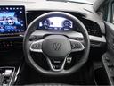 Volkswagen全車共通の上質な本革を使用した手触りのしっとりとしたステアリングです。唯一素肌が触れるハンドルは上位モデルと同じ握り心地になっております。
