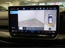 ギアをリバースに入れると車両後方の映像を映し出します。画面にはガイドラインが表示され、車庫入れや縦列駐車などの際に安全確認をサポートします。
