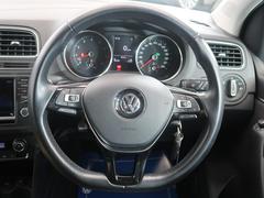 Ｖｏｌｋｓｗａｇｅｎ全車共通の上質な本革を使用した手触りのしっとりとしたステアリングです。唯一素肌が触れるハンドルは上位モデルと同じ握り心地になっております。 5