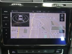 タッチスクリーンを採用。従来のナビゲーションシステムの域を超える、車両を総合的に管理するインフォテイメントシステムです。 7
