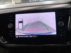 ギアをリバースに入れると車両後方の映像を映し出します。画面にはガイドラインが表示され、車庫入れや縦列駐車などの際に安全確認をサポートします。 7