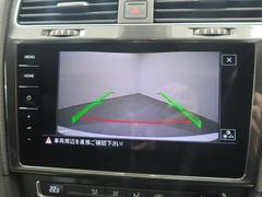 ギアをリバースに入れると車両後方の映像を映し出します。画面にはガイドラインが表示され、車庫入れや縦列駐車などの際に安全確認をサポートします。 7