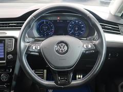 Ｖｏｌｋｓｗａｇｅｎ全車共通の上質な本革を使用した手触りのしっとりとしたステアリングです。唯一素肌が触れるハンドルは上位モデルと同じ握り心地になっております。 6