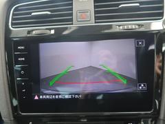 ギアをリバースに入れると車両後方の映像を映し出します。画面にはガイドラインが表示され、車庫入れや縦列駐車などの際に安全確認をサポートします。 7