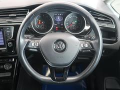 Ｖｏｌｋｓｗａｇｅｎ全車共通の上質な本革を使用した手触りのしっとりとしたステアリングです。唯一素肌が触れるハンドルは上位モデルと同じ握り心地になっております。 6