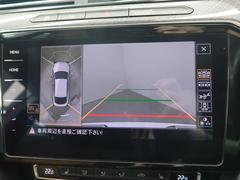 ギアをリバースに入れると車両後方の映像を映し出します。画面にはガイドラインが表示され、車庫入れや縦列駐車などの際に安全確認をサポートします。 7