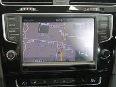 タッチスクリーンを採用。従来のナビゲーションシステムの域を超える、車両を総合的に管理するインフォテイメントシステムです。 7
