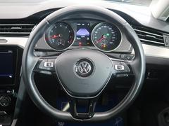 Ｖｏｌｋｓｗａｇｅｎ全車共通の上質な本革を使用した手触りのしっとりとしたステアリングです。唯一素肌が触れるハンドルは上位モデルと同じ握り心地になっております。 5