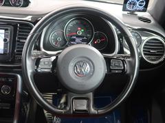 Ｖｏｌｋｓｗａｇｅｎ全車共通の上質な本革を使用した手触りのしっとりとしたステアリングです。唯一素肌が触れるハンドルは上位モデルと同じ握り心地になっております。 5