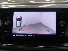 ギアをリバースに入れると車両後方の映像を映し出します。画面にはガイドラインが表示され、車庫入れや縦列駐車などの際に安全確認をサポートします。 7