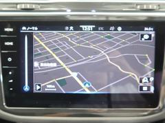 タッチスクリーンを採用。従来のナビゲーションシステムの域を超える、車両を総合的に管理するインフォテイメントシステムです。 6