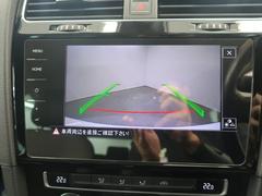 ギアをリバースに入れると車両後方の映像を映し出します。画面にはガイドラインが表示され、車庫入れや縦列駐車などの際に安全確認をサポートします。 7