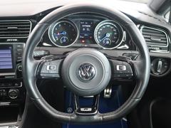 Ｖｏｌｋｓｗａｇｅｎ全車共通の上質な本革を使用した手触りのしっとりとしたステアリングです。唯一素肌が触れるハンドルは上位モデルと同じ握り心地になっております。 5