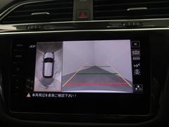 ギアをリバースに入れると車両後方の映像を映し出します。画面にはガイドラインが表示され、車庫入れや縦列駐車などの際に安全確認をサポートします。 7