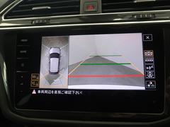 ギアをリバースに入れると車両後方の映像を映し出します。画面にはガイドラインが表示され、車庫入れや縦列駐車などの際に安全確認をサポートします。 7