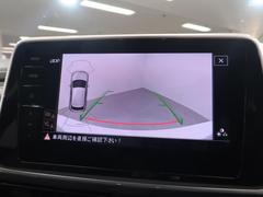 ギアをリバースに入れると車両後方の映像を映し出します。画面にはガイドラインが表示され、車庫入れや縦列駐車などの際に安全確認をサポートします。 7
