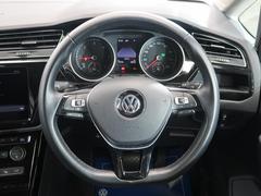 Ｖｏｌｋｓｗａｇｅｎ全車共通の上質な本革を使用した手触りのしっとりとしたステアリングです。唯一素肌が触れるハンドルは上位モデルと同じ握り心地になっております。 5