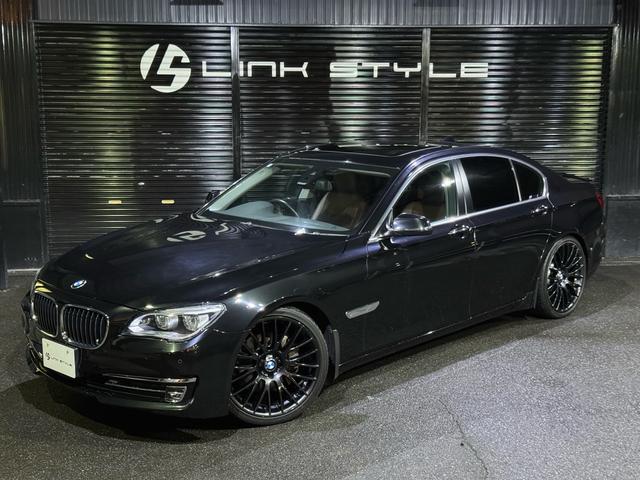７シリーズ ７４０ｉ　正規ディーラー車　右Ｈ　サンルーフ　茶革シート　メーカーナビ　フルセグＴＶ　ＥＴＣ　バックカメラ　パワートランク　社外２１インチホイール　ローダウン　社外リアスポイラー　オートクルーズ　ＬＥＤヘッド（3枚目）