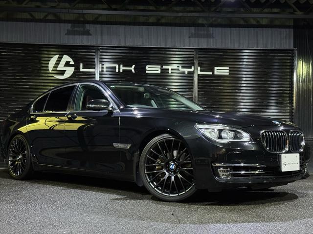 ７シリーズ ７４０ｉ　正規ディーラー車　右Ｈ　サンルーフ　茶革シート　メーカーナビ　フルセグＴＶ　ＥＴＣ　バックカメラ　パワートランク　社外２１インチホイール　ローダウン　社外リアスポイラー　オートクルーズ　ＬＥＤヘッド（8枚目）