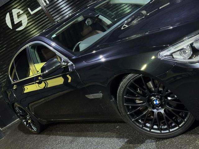 ７シリーズ ７４０ｉ　正規ディーラー車　右Ｈ　サンルーフ　茶革シート　メーカーナビ　フルセグＴＶ　ＥＴＣ　バックカメラ　パワートランク　社外２１インチホイール　ローダウン　社外リアスポイラー　オートクルーズ　ＬＥＤヘッド（12枚目）