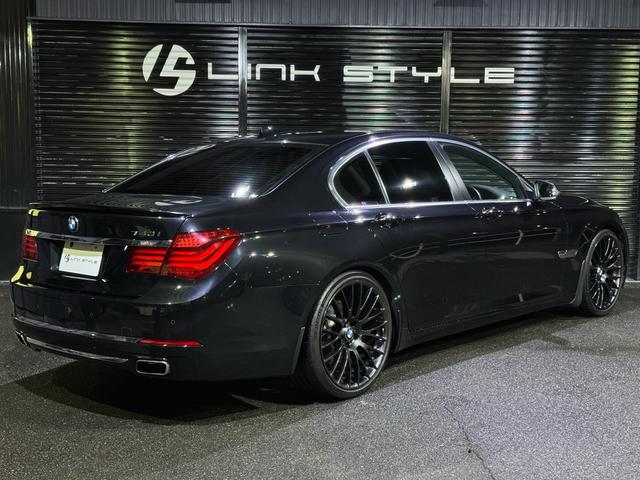 ７シリーズ ７４０ｉ　正規ディーラー車　右Ｈ　サンルーフ　茶革シート　メーカーナビ　フルセグＴＶ　ＥＴＣ　バックカメラ　パワートランク　社外２１インチホイール　ローダウン　社外リアスポイラー　オートクルーズ　ＬＥＤヘッド（13枚目）