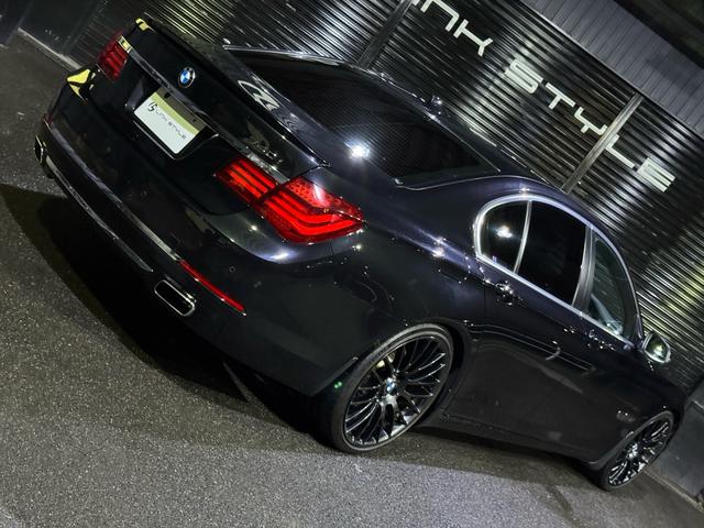 ７シリーズ ７４０ｉ　正規ディーラー車　右Ｈ　サンルーフ　茶革シート　メーカーナビ　フルセグＴＶ　ＥＴＣ　バックカメラ　パワートランク　社外２１インチホイール　ローダウン　社外リアスポイラー　オートクルーズ　ＬＥＤヘッド（16枚目）