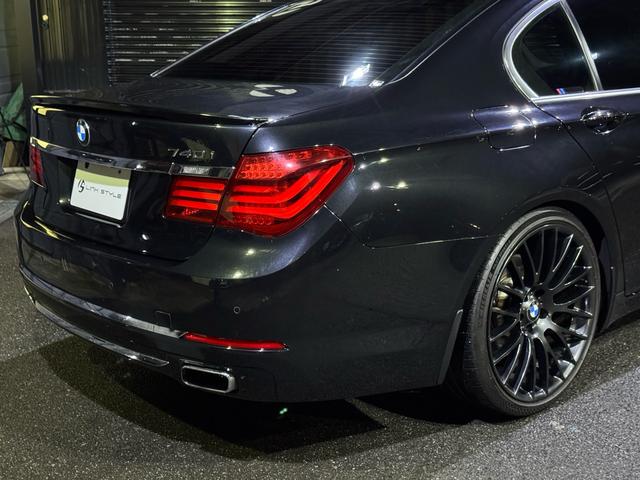 ７シリーズ ７４０ｉ　正規ディーラー車　右Ｈ　サンルーフ　茶革シート　メーカーナビ　フルセグＴＶ　ＥＴＣ　バックカメラ　パワートランク　社外２１インチホイール　ローダウン　社外リアスポイラー　オートクルーズ　ＬＥＤヘッド（17枚目）