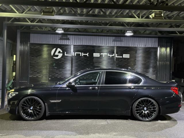 ７シリーズ ７４０ｉ　正規ディーラー車　右Ｈ　サンルーフ　茶革シート　メーカーナビ　フルセグＴＶ　ＥＴＣ　バックカメラ　パワートランク　社外２１インチホイール　ローダウン　社外リアスポイラー　オートクルーズ　ＬＥＤヘッド（21枚目）