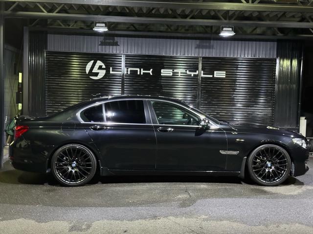 ７シリーズ ７４０ｉ　正規ディーラー車　右Ｈ　サンルーフ　茶革シート　メーカーナビ　フルセグＴＶ　ＥＴＣ　バックカメラ　パワートランク　社外２１インチホイール　ローダウン　社外リアスポイラー　オートクルーズ　ＬＥＤヘッド（24枚目）