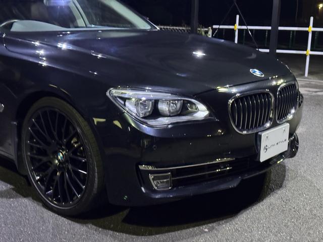 ７シリーズ ７４０ｉ　正規ディーラー車　右Ｈ　サンルーフ　茶革シート　メーカーナビ　フルセグＴＶ　ＥＴＣ　バックカメラ　パワートランク　社外２１インチホイール　ローダウン　社外リアスポイラー　オートクルーズ　ＬＥＤヘッド（28枚目）