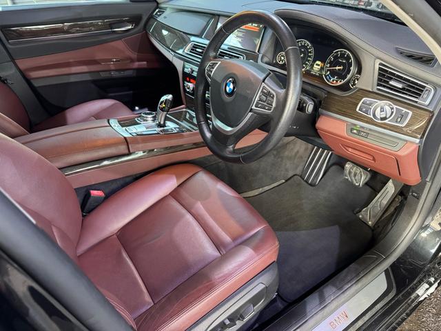 ７シリーズ ７４０ｉ　正規ディーラー車　右Ｈ　サンルーフ　茶革シート　メーカーナビ　フルセグＴＶ　ＥＴＣ　バックカメラ　パワートランク　社外２１インチホイール　ローダウン　社外リアスポイラー　オートクルーズ　ＬＥＤヘッド（33枚目）