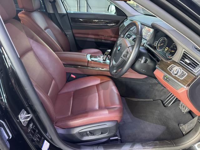 ７シリーズ ７４０ｉ　正規ディーラー車　右Ｈ　サンルーフ　茶革シート　メーカーナビ　フルセグＴＶ　ＥＴＣ　バックカメラ　パワートランク　社外２１インチホイール　ローダウン　社外リアスポイラー　オートクルーズ　ＬＥＤヘッド（34枚目）