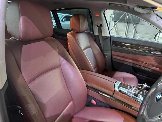 ７シリーズ ７４０ｉ　正規ディーラー車　右Ｈ　サンルーフ　茶革シート　メーカーナビ　フルセグＴＶ　ＥＴＣ　バックカメラ　パワートランク　社外２１インチホイール　ローダウン　社外リアスポイラー　オートクルーズ　ＬＥＤヘッド（35枚目）