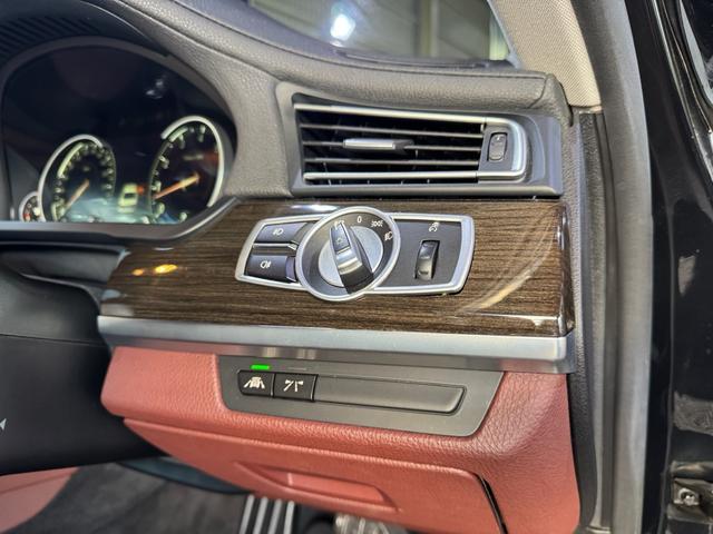 ７シリーズ ７４０ｉ　正規ディーラー車　右Ｈ　サンルーフ　茶革シート　メーカーナビ　フルセグＴＶ　ＥＴＣ　バックカメラ　パワートランク　社外２１インチホイール　ローダウン　社外リアスポイラー　オートクルーズ　ＬＥＤヘッド（38枚目）