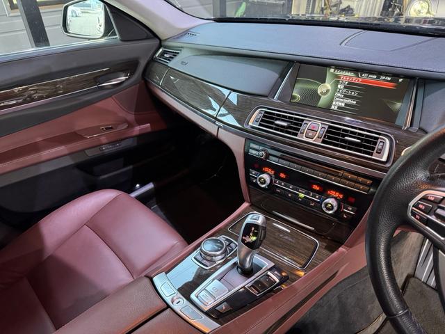 ７シリーズ ７４０ｉ　正規ディーラー車　右Ｈ　サンルーフ　茶革シート　メーカーナビ　フルセグＴＶ　ＥＴＣ　バックカメラ　パワートランク　社外２１インチホイール　ローダウン　社外リアスポイラー　オートクルーズ　ＬＥＤヘッド（40枚目）