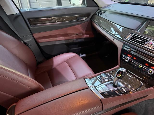 ７シリーズ ７４０ｉ　正規ディーラー車　右Ｈ　サンルーフ　茶革シート　メーカーナビ　フルセグＴＶ　ＥＴＣ　バックカメラ　パワートランク　社外２１インチホイール　ローダウン　社外リアスポイラー　オートクルーズ　ＬＥＤヘッド（41枚目）